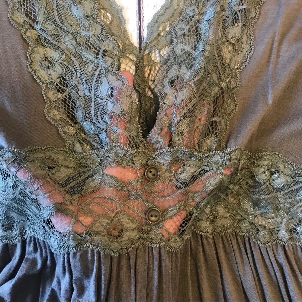 Lacy Deep V Blouse - Picture 4 of 5